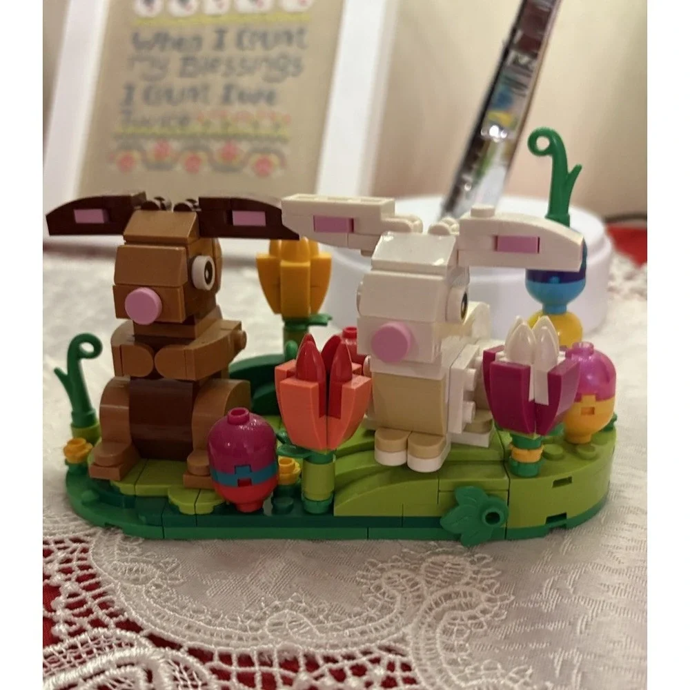 Lego Easter Rabbits Display 40523 Bunnies Adjustable Ears Spring Decor‎ Retired